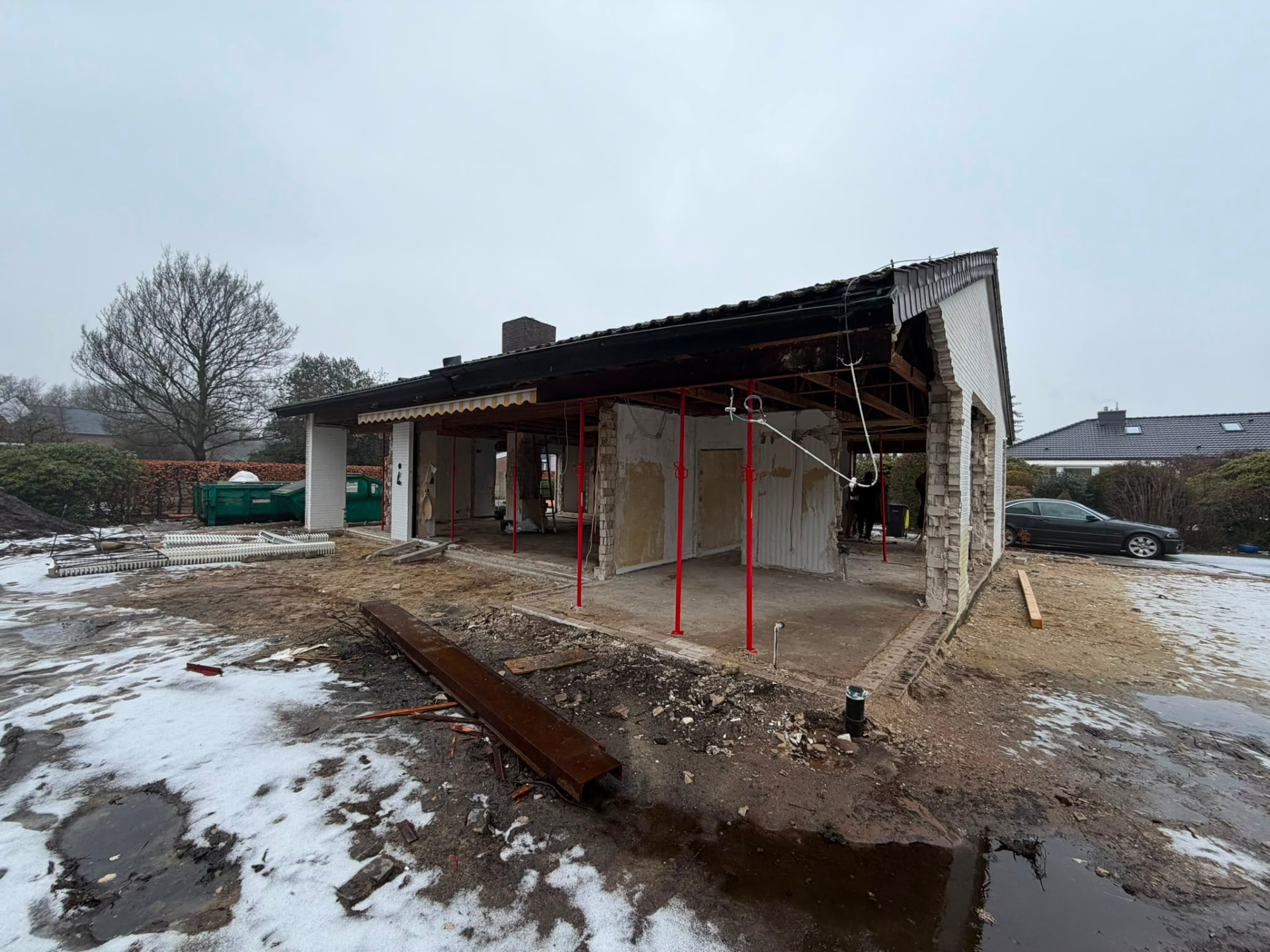 Haus während der Kernsanierung mit Stützen und freigelegtem Dachstuhl